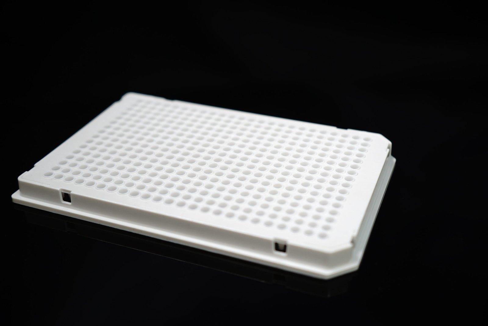 409013-scaled-1.jpg 40 ?l 384 Well PCR Plates, Semi Skirt, Compatible with Roche Machine, White, A24 Notch, Non-sterile, 10/pk, 50/cs - Image 1